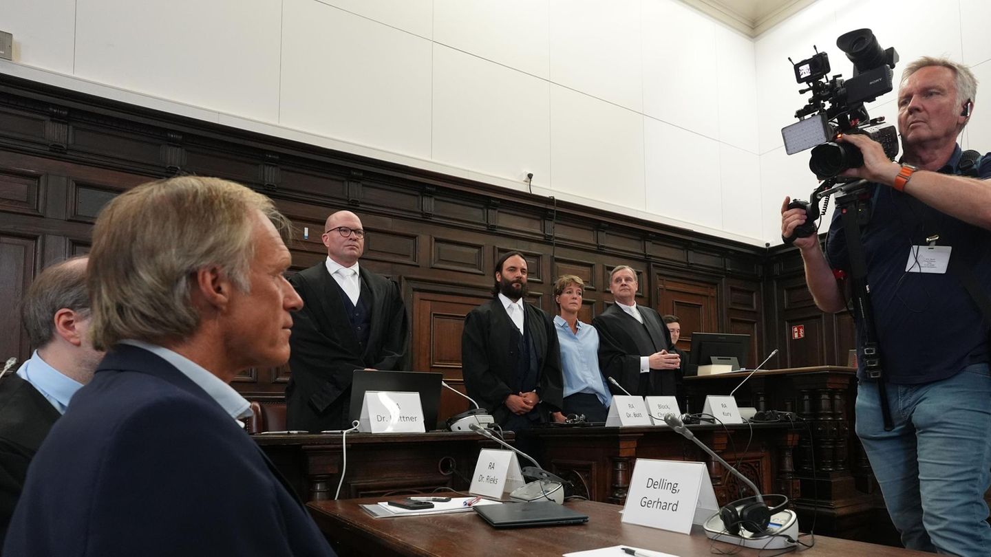 Gerhard Delling sitzt im Gerichtssaal und wird dabei gefilmt
