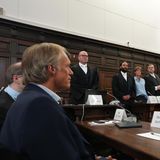 Gerhard Delling sitzt im Gerichtssaal und wird dabei gefilmt