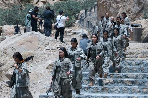 PKK-Kämpferinnen bei der Zeremonie im Nordirak