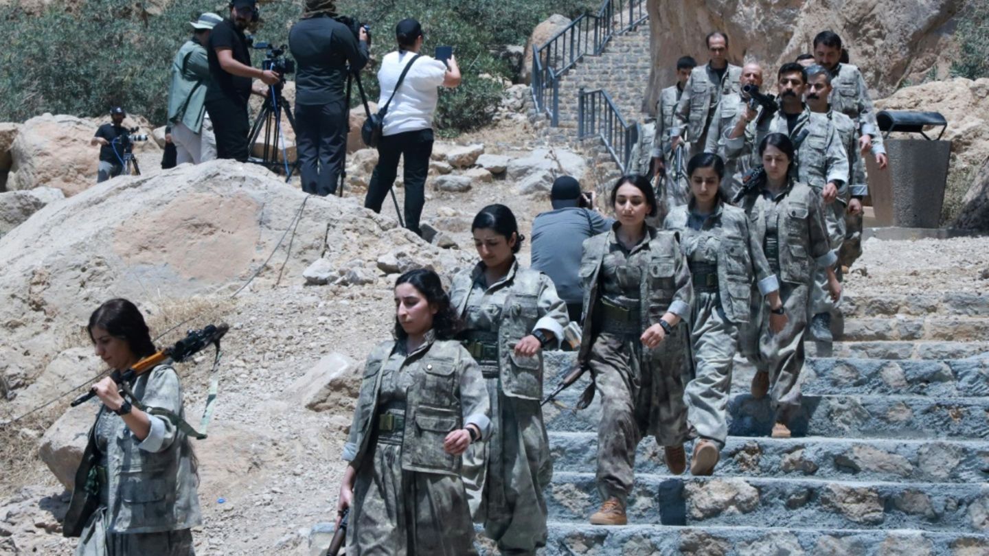 PKK-Kämpferinnen bei der Zeremonie im Nordirak