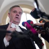 Christina Blocks zweiter Anwalt, Otmar Kury, gibt der Presse ein Statement nach dem Prozessbeginn