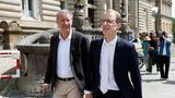 Stephan Hensel (l.) verlässt mit seinem Verteidiger Christoph Henckel