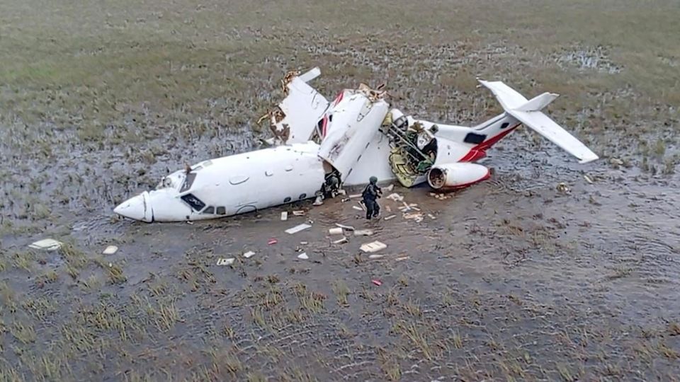 Privatjet versinkt langsam im Sumpf in Honduras