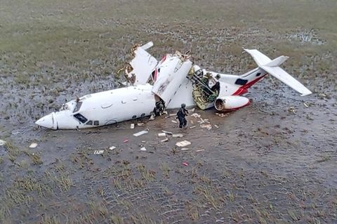 Privatjet versinkt langsam im Sumpf in Honduras