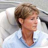 Christina Block sitzt auf der Rückbank eines Cabrios