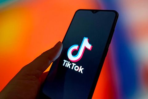 Tiktok-Logo auf Handy – Symbolbild für Tiktok-Mord in Pakistan