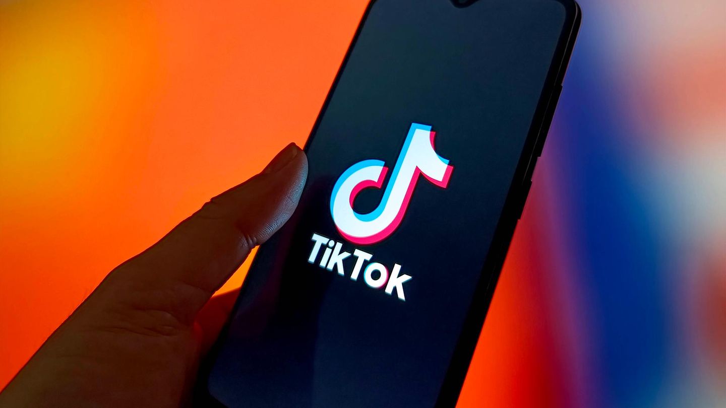 Tiktok-Logo auf Handy – Symbolbild für Tiktok-Mord in Pakistan