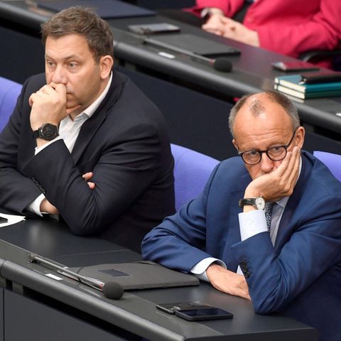 SPD boss Klingbeil and Chancellor Merz (right) tax