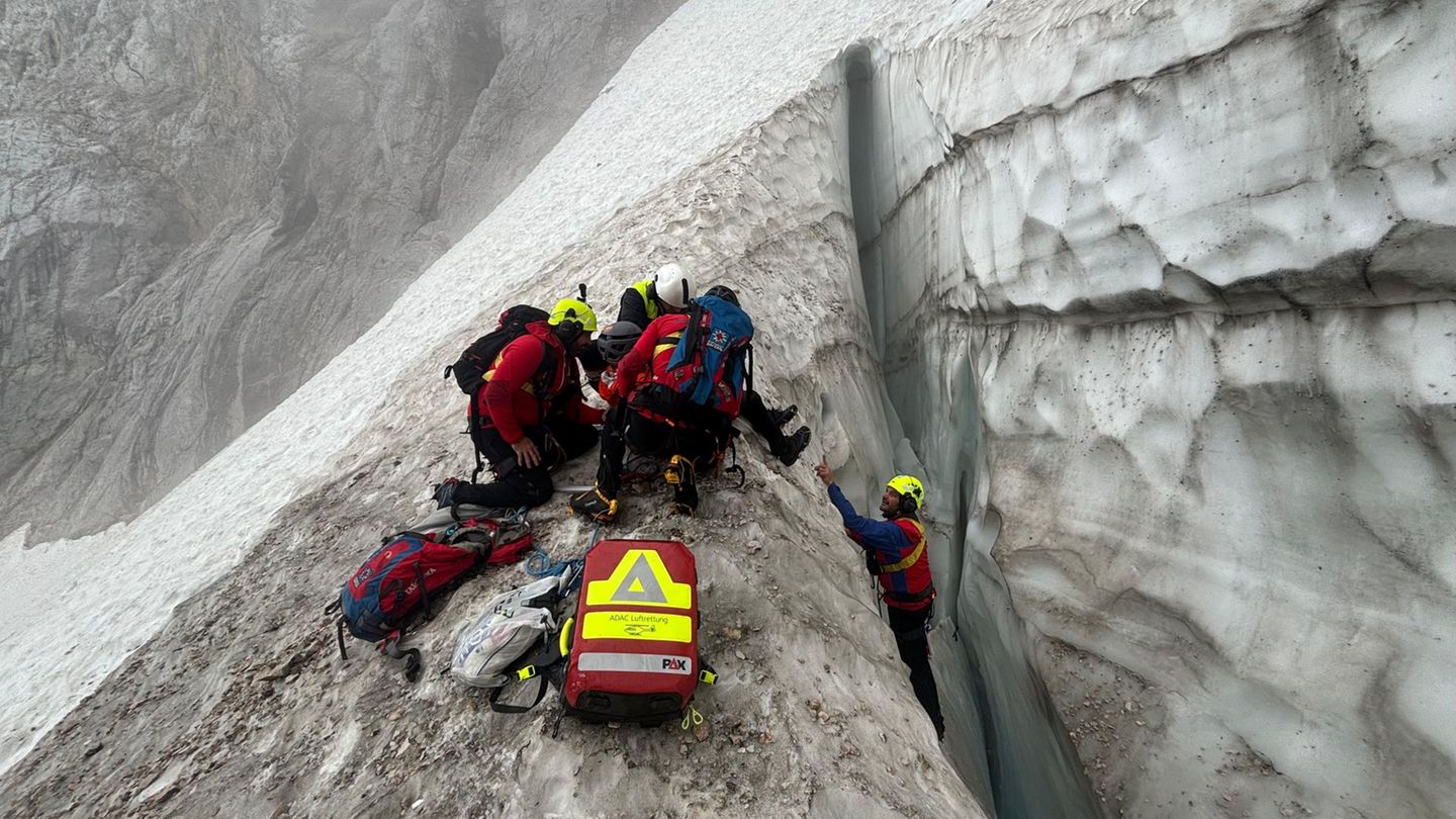 Muhteşem Dağ Kurtarma: Glacier Crevice'de on metreden fazla kafa: Zugspitze'de Kurtarma