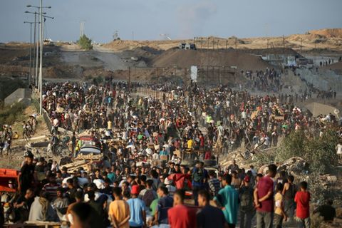 Hilfe suchende Menschen im Gazastreifen