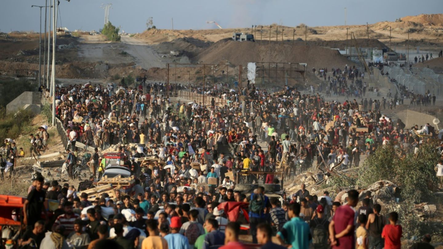 Hilfe suchende Menschen im Gazastreifen