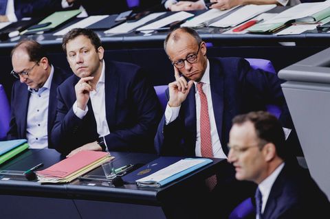 Vizekanzler und SPD-Co-Chef Lars Klingbeil, Kanzler Friedrich Merz und Unionsfraktionschef Jens Spahn (beide CDU, v. l.)