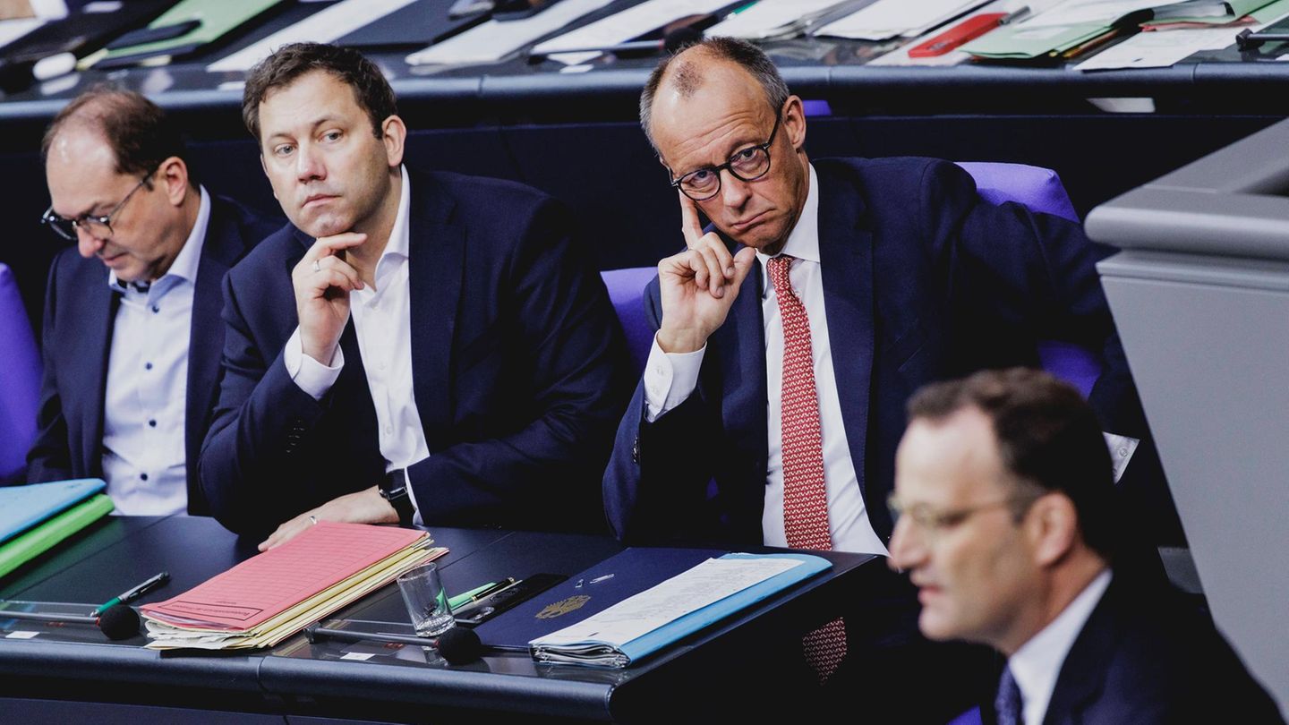 Union und SPD: Jetzt stellt sich in der Koalition die Vertrauensfrage Vizekanzler und SPD-Co-Chef Lars Klingbeil, Kanzler Friedrich Merz und Unionsfraktionschef Jens Spahn (beide CDU, v. l.)