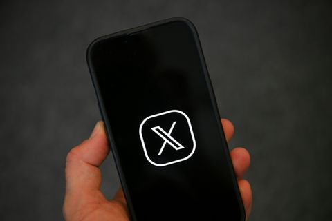 Handybildschirm mit X-Logo