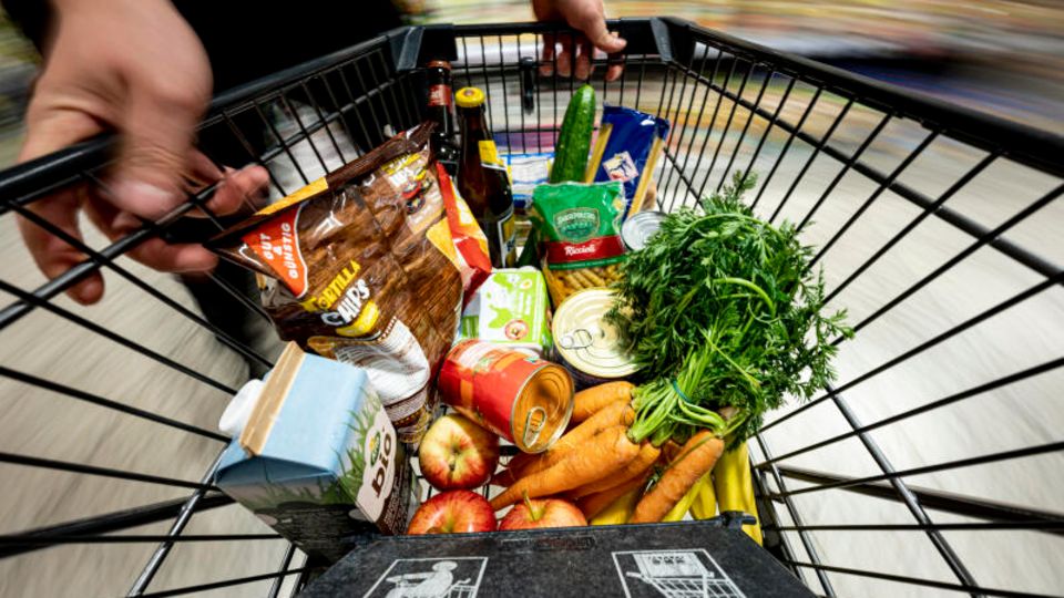 "Skimpflation": Wie Unternehmen den Verbraucher manipulieren (Video) Ein gut gefüllter Einkaufswagen.