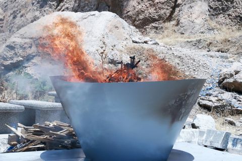 Feuerschale mit brennenden Waffen