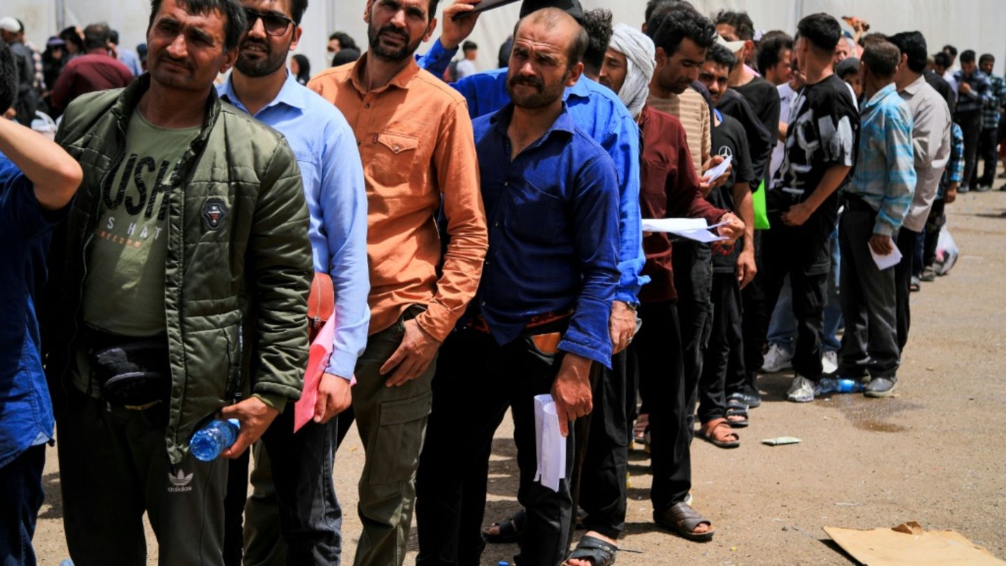 Zurückkehrende Afghanen am Übergang Kala