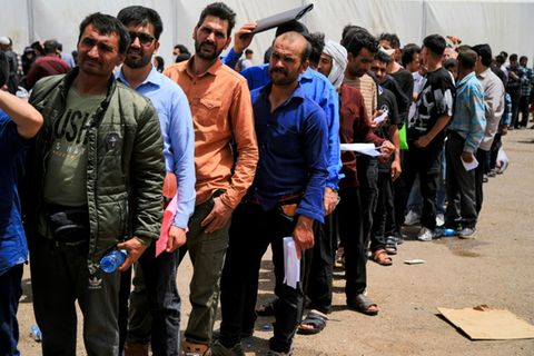 Zurückkehrende Afghanen am Übergang Kala