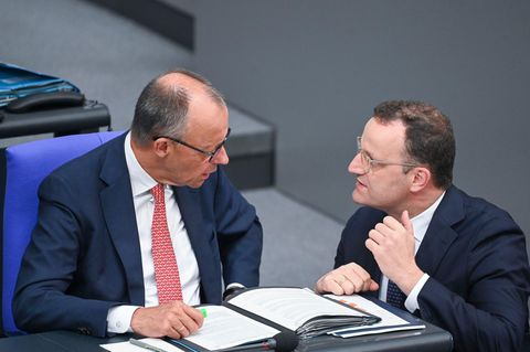 Jens Spahn und Friedrich Merz sprechen im Bundestag