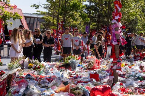 Die Familie von Diogo Jota, darunter seine Witwe (l.), besuchte das Blumenmeer vor Anfield