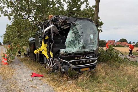 Der Reisebus steht nach dem Unfall neben der Bundesstraße 4 in Gifhorn, Niedersachsen