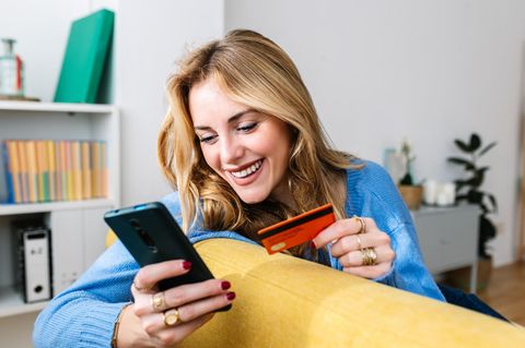 Frau shoppt online