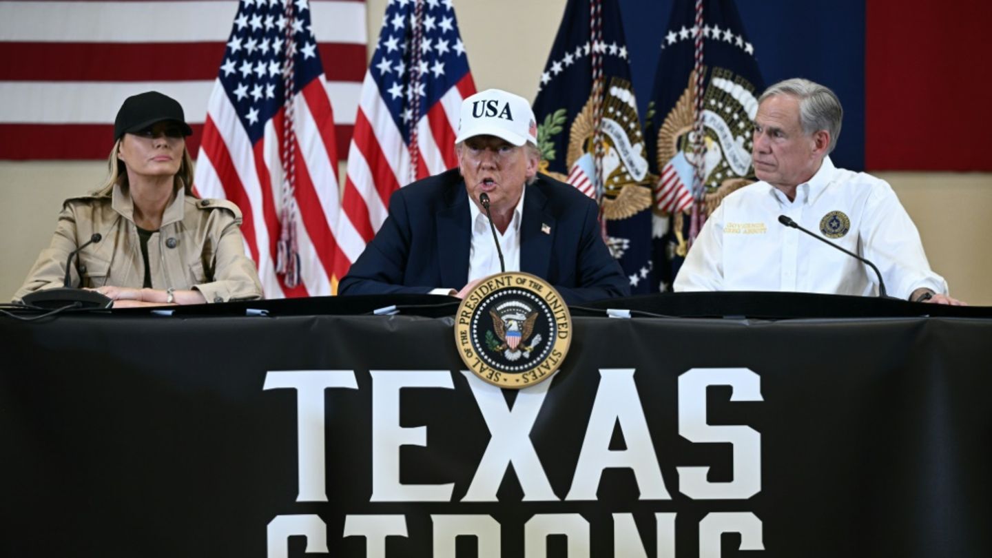 Donald Trump visits flood area in Texas: “Never seen anything like this”
