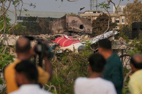 Wrackteile des abgestürzten Flugzeugs von Air India