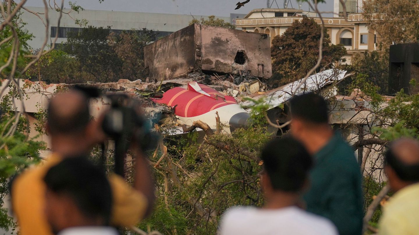 ungl-cksursache-air-india-flugzeugabsturz-treibstoffschalter-legten-sich-pl-tzlich-um