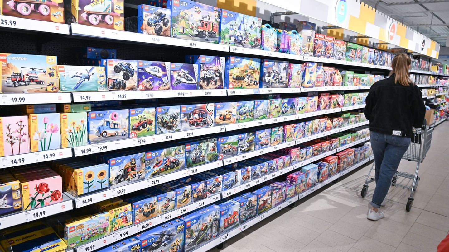 Aldi, Edeka and Co.: From photos to insurance: What food dealers offer