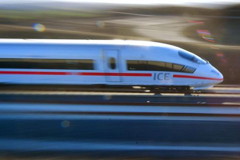 Pfeilschnell, aber zu oft unpünktlich: ein ICE der Deutschen Bahn