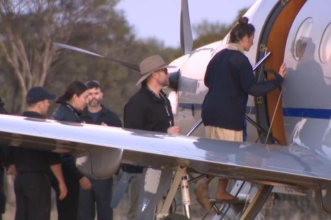 Carolina Wilga steigt in Australien in ein Flugzeug ein