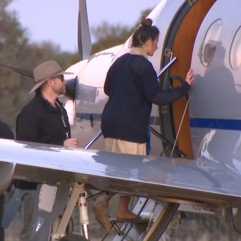 Carolina Wilga steigt in Australien in ein Flugzeug ein