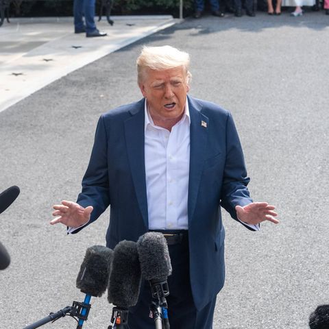 Donald Trump gibt vor Reportern am Weißen Haus ein Statement ab