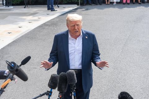 Donald Trump gibt vor Reportern am Weißen Haus ein Statement ab