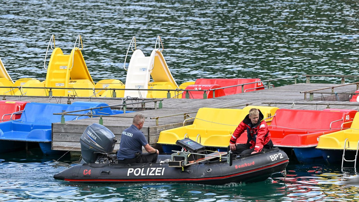 Ein Schlauchboot der Polizei mit zwei Personen an Bord fährt über den Eibsee