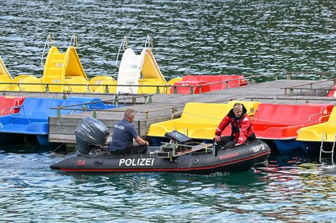 Ein Schlauchboot der Polizei mit zwei Personen an Bord fährt über den Eibsee