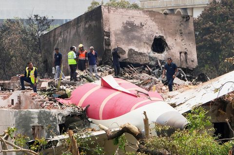 Experten untersuchen das Wrack der abgestürzten Air-India-Maschine