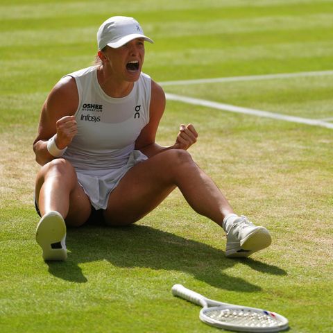 Nach ihrem Sieg in Wimbledon sitzt Iga Swiatek jubelnd auf dem Boden