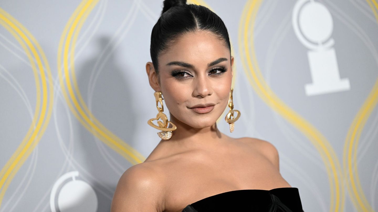 Celebrities: “Round two”: Vanessa Hudgens posts baby bump photos