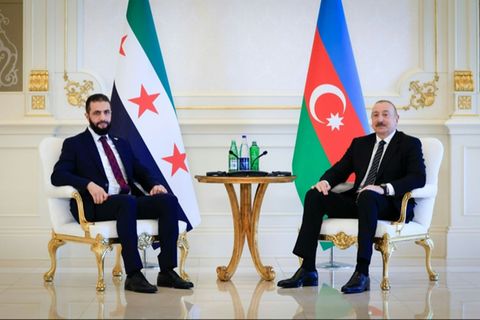 Die Präsidenten Syriens (l) und Aserbaidschans in Baku