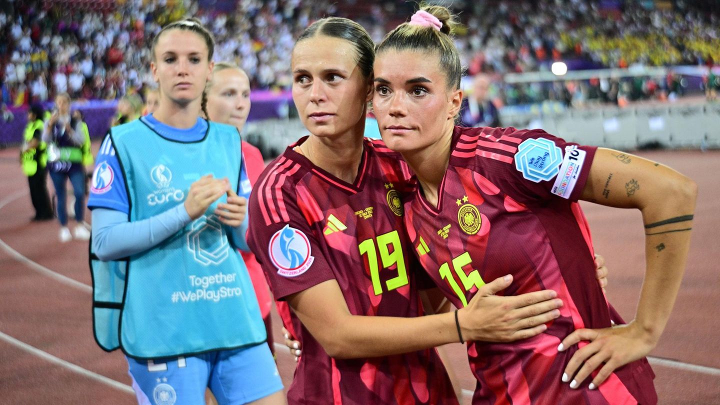 Die deutschen Nationalspielerinnen Klara Bühl und Selina Cerci nach dem Spiel.