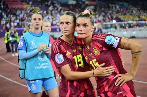 Die deutschen Nationalspielerinnen Klara Bühl und Selina Cerci nach dem Spiel.