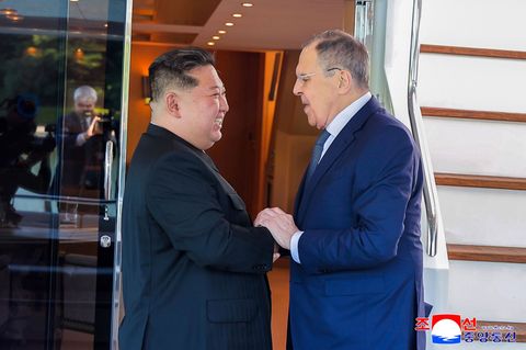 Nordkoreas Diktator Kim schüttelt Sergej Lawrow die Hand