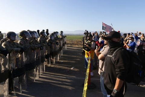 Nationalgarde und Demonstranten in Kalifornien: Infolge einer Razzia der Einwanderungsbehörde gab es in Kalifornien einen Toten