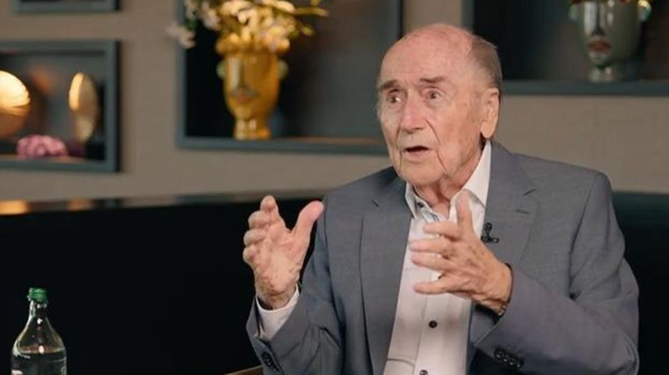 Ehemaliger FIFA-Präsident: Sepp Blatter kritisiert Einfluss Saudi-Arabiens auf den Fußball Ehemaliger FIFA-Präsident: Sepp Blatter kritisiert Einfluss Saudi-Arabiens auf den Fußball