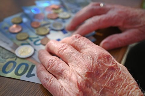 Frau bekommt Rente