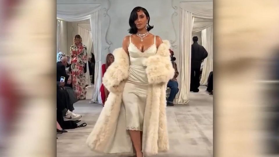 Spott nach Fashion-Show: Kim Kardashian sorgt mit Laufsteg-Auftritt für Gelächter Spott nach Fashion-Show: Kim Kardashian sorgt mit Laufsteg-Auftritt für Gelächter