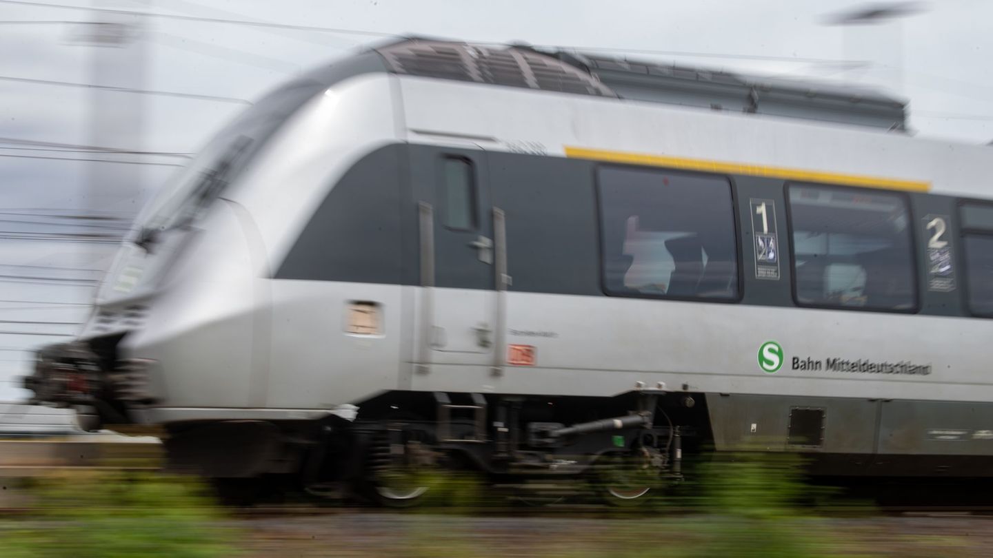 Bahn-Vierj-hrige-f-hrt-alleine-mit-dem-Zug