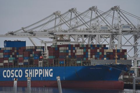 Frachtschiff im Hafen: Der Zollstreit zwischen der EU und den USA hängt weiter in der Schwebe